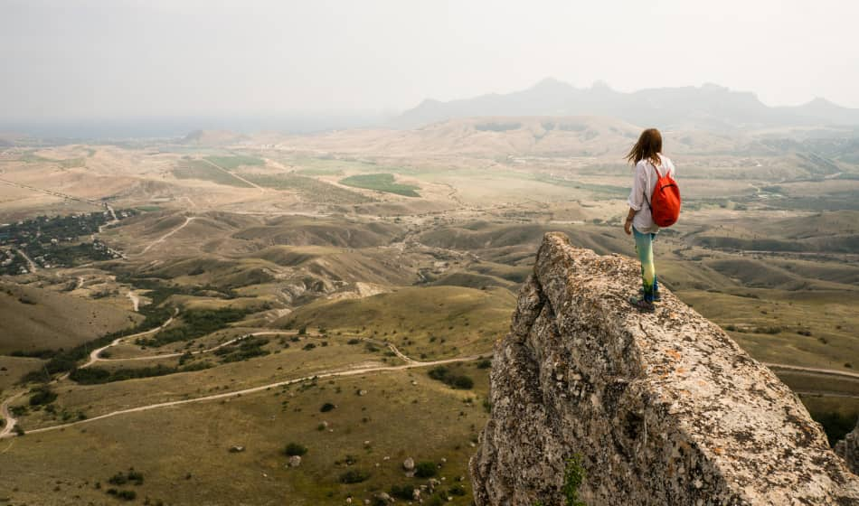 mujer en la montaña como cambio de vida