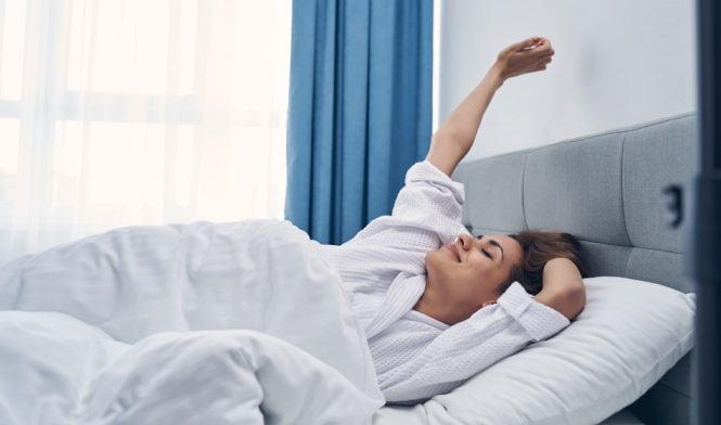 mujer meditando para dormir