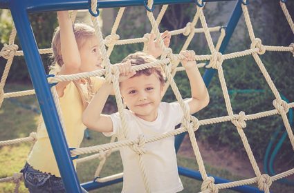 niñas jugando disciplina positiva