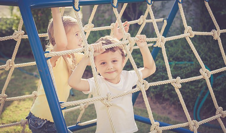 niñas jugando disciplina positiva