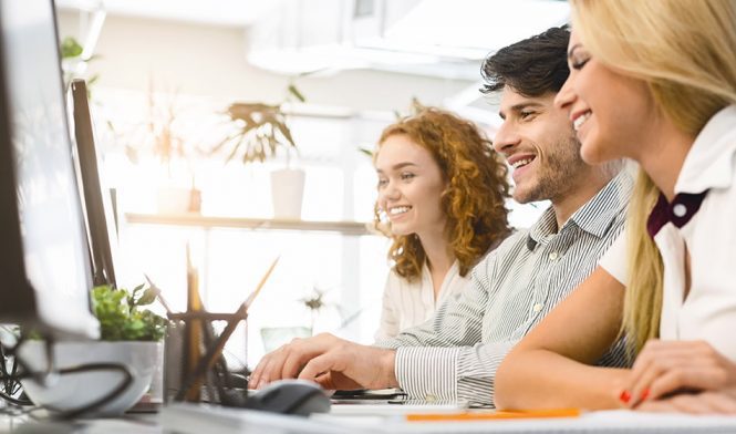 Personas sonriendo trabajo