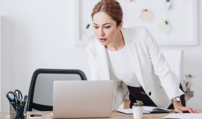 mujer autoexigente trabajo