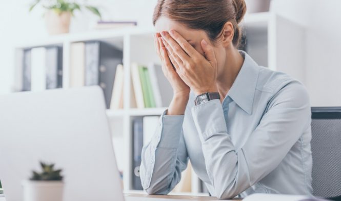 mujer manos cara sindrome vida ocupada